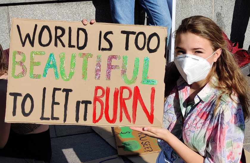 Plakat: World is too beautiful to let it burn