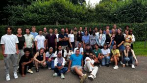 Inspirerte ungdommer på gruppebilde fra We Grow Together Summer Camp i Nederland 2024.